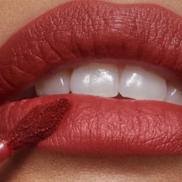 CHARLOTTE TILBURY AIRBRUSH FLAWLESS LIP BLUR WALK OF NO SHAME BLUR - Picture 5 of 9